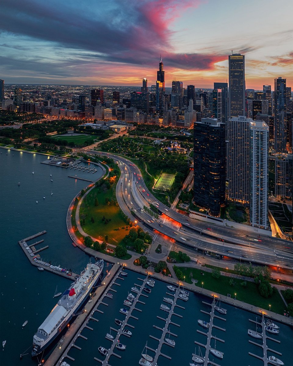 Sunset in Chicago 🇺🇲
.
.
.
➢ Credit 👉🏆📸 @waywelling 
.
.
➢ Alliance @america_states @enjoy_la_ @latinbrazil
#conexaoamerica
#chicago #likechicago #beautifuldestinations #travellingthroughtheworld #choosechicago #insta_chicago #shotsofchicago #chicagogram #chicagophotographer