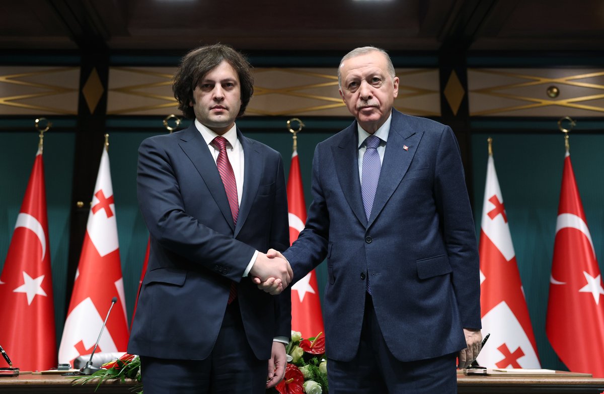 Bugün iki dost, komşu ve stratejik ortak olarak Gürcistan Başbakanı Sayın Irakli Kobakhidze ile verimli görüşmeler gerçekleştirdik. 🇹🇷🇬🇪 Türkiye’nin Gürcistan’ın toprak bütünlüğüne, egemenliğine, istikrar ve refahına yönelik güçlü desteğini bir kez daha vurguladım.