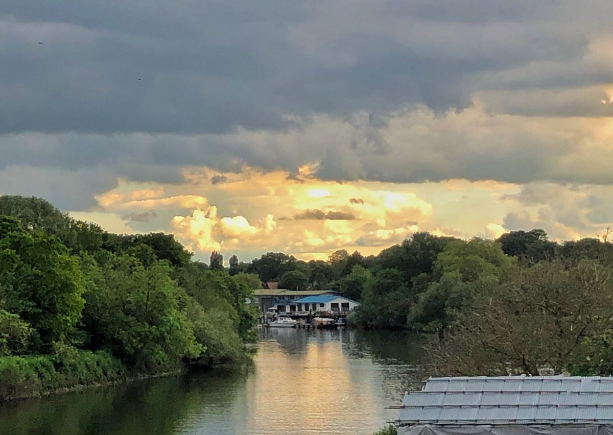 Lovely to have a touch of sunlight at the end of the day here at Twickenham. @metoffice #loveukweather @itvweather @bbcweather #clouds @CloudAppSoc #twickenham @HollyJGreen #sunset