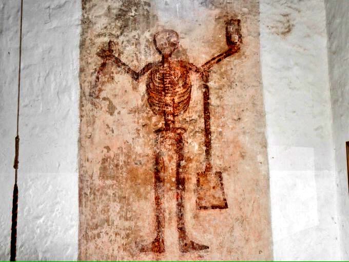 Here's something to brighten up your day 🕯️ The 'Figure of Doom' • St Issui's Church, Patricio ⛪ It is said that this wall painting has been whitewashed over many times but it always mysteriously re-appears again 💀⚰️ #FolkloreThursday #Wales