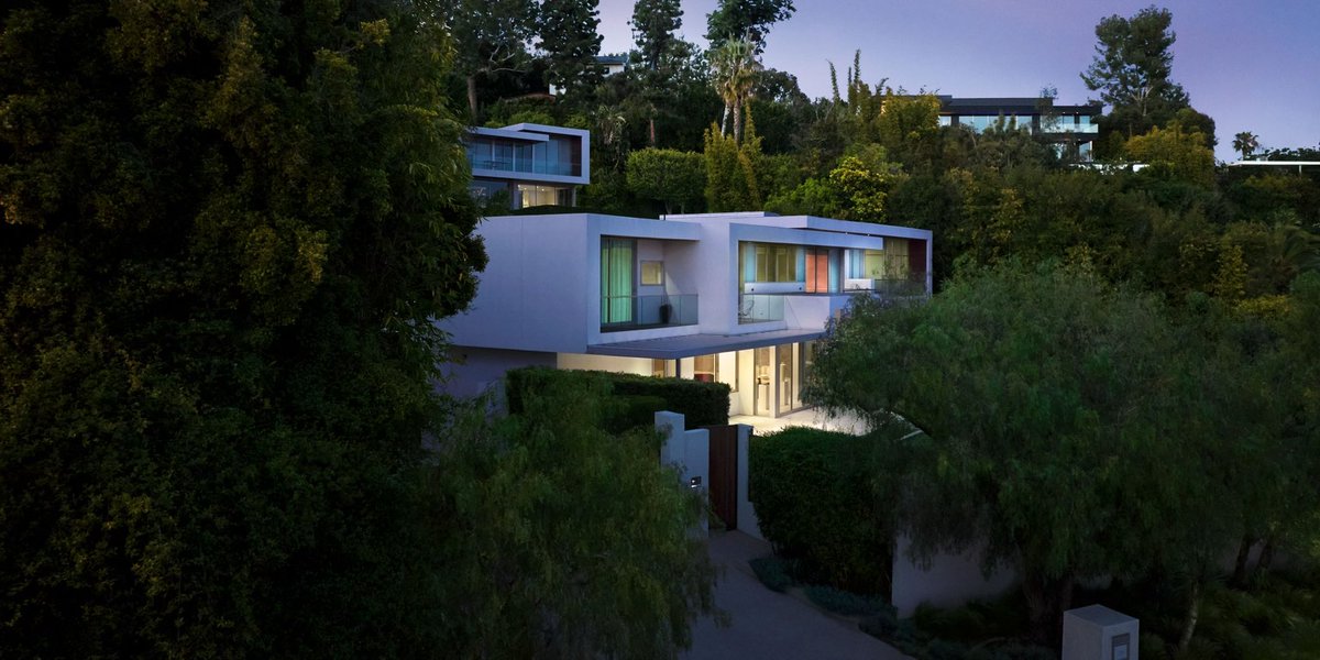 Brian Chesky tweet media