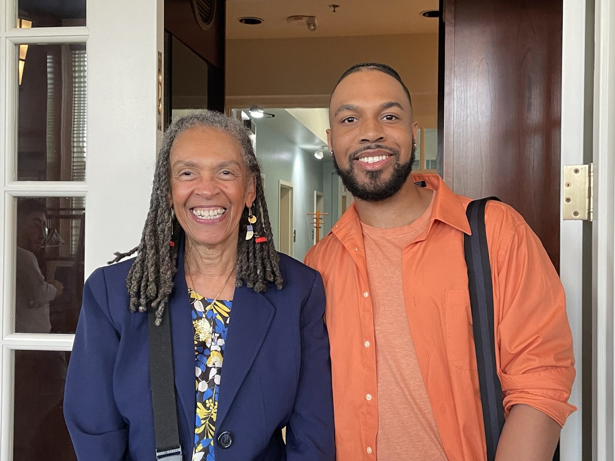 Last week, we celebrated outstanding grad students who received awards &amp; fellowships to support groundbreaking research, incl. our first Bonnie Thornton Dill Graduate Research Award winner Devon Betts (pictured w/@BThorntonD)! 👏🏾 See all: arhu.umd.edu/news/outstandi…