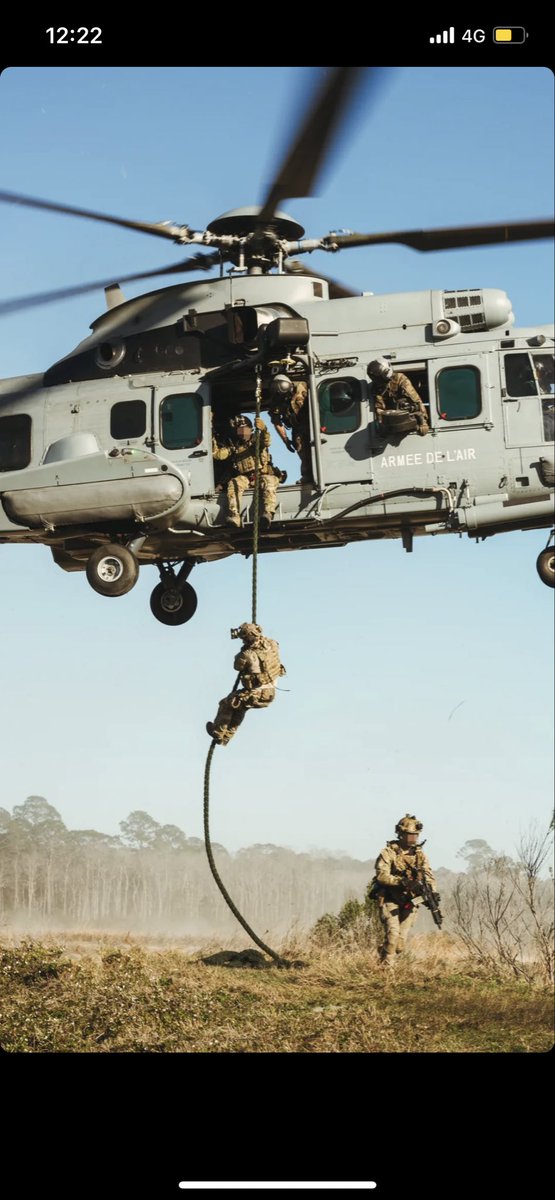 Opérateurs du #CPA10 à la manœuvre depuis un hélicoptère Caracal de l’armée de l’air appartenant à l’escadron 1/67 Pyrénées 🦅🇫🇷 #COS #ForcesSpécialesFrançaises