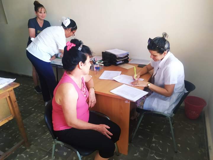 #UnidosXCuba La atención en los consultorios del médico y la enfermera de la familia es una realidad cotidiana en el municipio avileño de #Chambas.