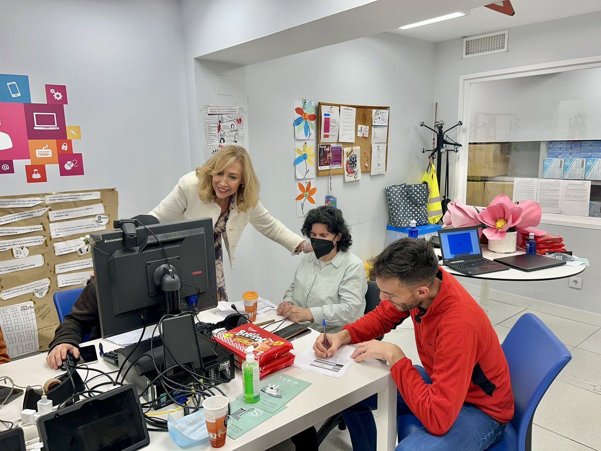 EncarnaRivero's tweet photo. Visitando la entidad @candelita_ong donde hacen un gran trabajo dando apoyos a personas con discapacidad en colaboración con la #AMAPAD.
Hemos repasado los resultados de la fase inicial del estudio de la U. Comillas sobre la percepción de personas curateladas sobre la Ley 08/2021 https://t.co/AiBs4c6iB9