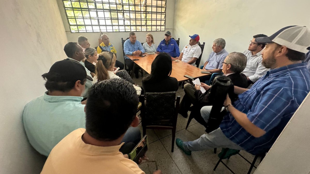 simoncalzadilla's tweet photo. En Táchira, reunión con representantes de la PUD en el estado, en coordinación y planificación  de la campaña presidencial por Edmundo González.
Estamos #EnMovimientoPorVenezuela https://t.co/giitxSZLno