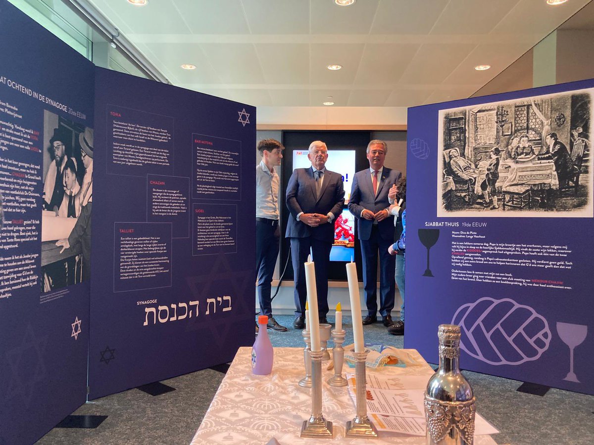 Gistermiddag bracht @jan_vanzanen een bezoek aan het provinciehuis om de tentoonstelling ‘Levend Joods Erfgoed’ te bezoeken. Vier panelen geven een indruk van het Haagse Sjabbat gedurende vier eeuwen. De tentoonstelling staat er nog tot en met 22 mei. @zuid_holland