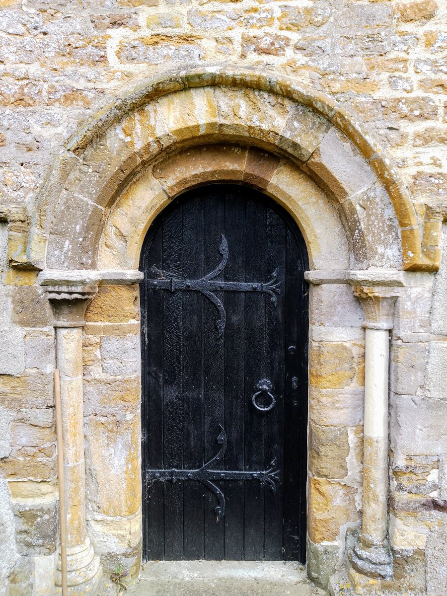 phil0073's tweet image. Eastern column &amp;amp; #bootscraper of the Southern door of #StPeterAndStPaulHannington 
#PhilOnaBike #AdoorableThursday #StoneworkSunday