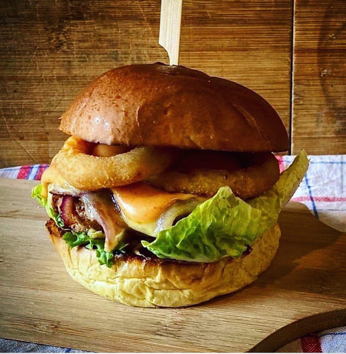 It’s burger night! And the sun has reappeared ☀️ Tonight’s guest is: 🍔 The Texan - beef patty topped with cheese, bacon, onion rings, tomato, lettuce and bbq sauce Get a pint of Taddy (yes it’s back in stock) or @anarchybrewco blonde star with any burger for just £9.95