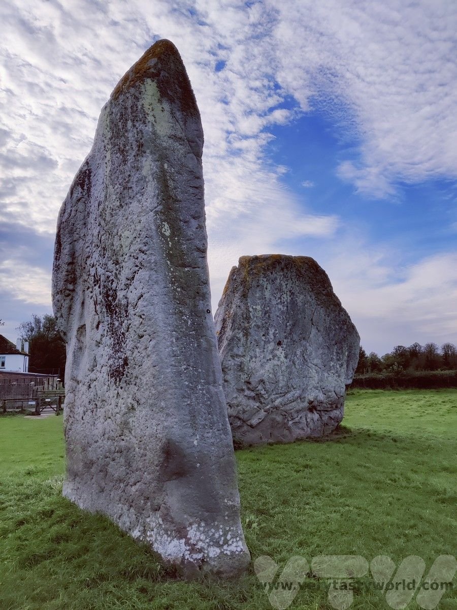 Stonehenge is very famous but have you heard of Avebury, which is just up the road? It is the world's largest stone circle. So which is better? Avebury vs Stonehenge? There's only one way to find out... verytastyworld.com/avebury-stone-…