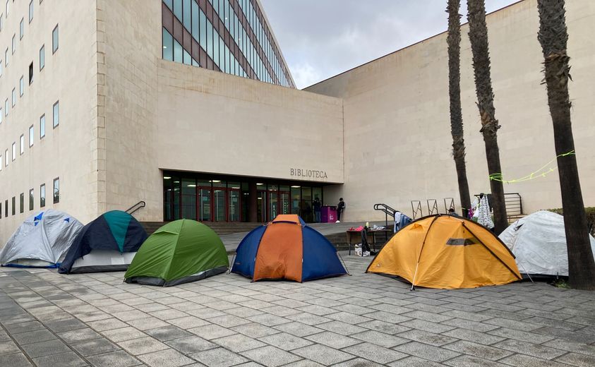 Desde ayer, estudiantes se concentran frente a la Biblioteca General y de Humanidades @ULL contra la situación que está sufriendo el pueblo palestino en Gaza.
Pueden ampliar la información en en esta noticia publicada en  #PeriodismoULL 📷 bit.ly/3yux4dg