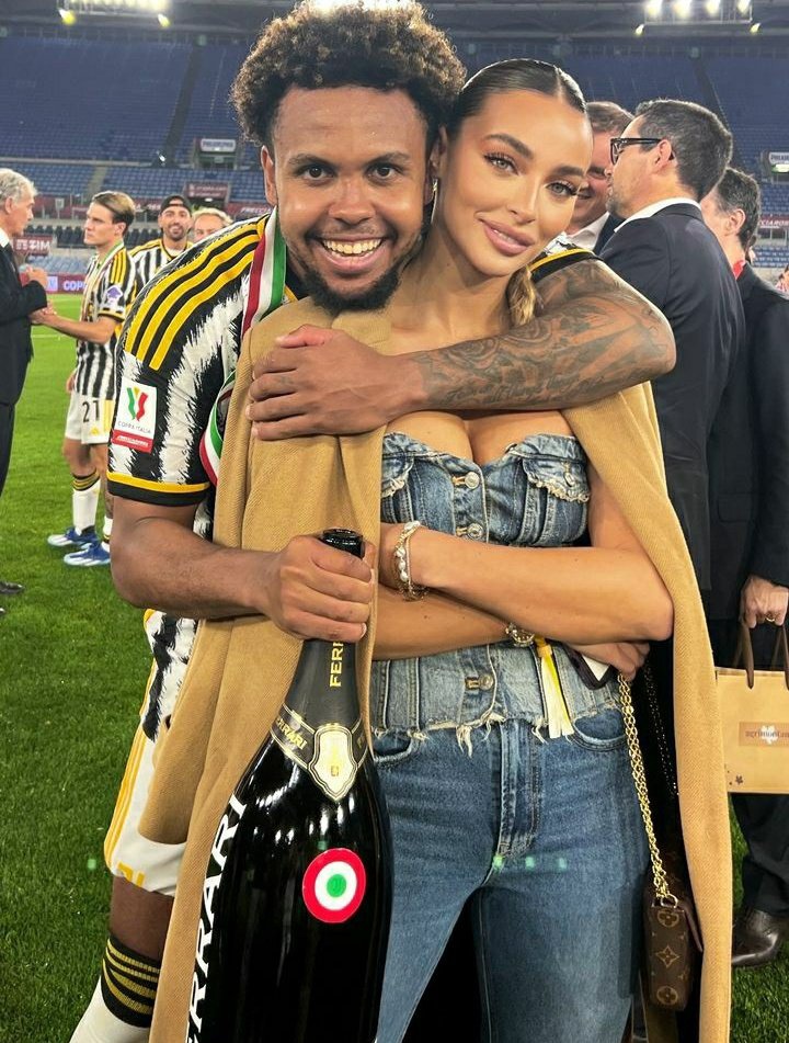 McKennie with his girlfriend Chiara Frattesi (Davide's sister).🖤🤍