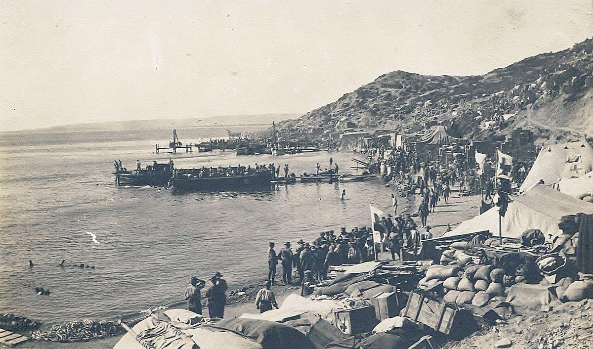Avustralyalı askerler çıkarmanın ilk günü Anzak Plajı'nda, 25 Nisan 1915.