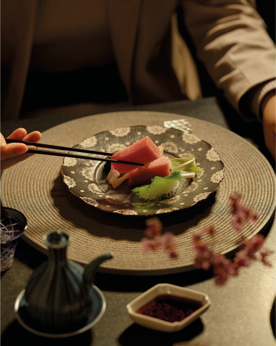 🌸 𝗘𝗫𝗣𝗘𝗥𝗜𝗘𝗡𝗖𝗘 𝗔𝗩𝗔𝗡𝗧 𝗚𝗔𝗥𝗗𝗜𝗦𝗧𝗘 𝗔 𝗧𝗢𝗞𝗬𝗢 > Les huit propositions gastronomiques du Janu #Tokyo déclinent la convivialité autour de cuisines ouvertes, dans des décors chatoyants... exclusifvoyages.com/adresse/janu-t… #japantravel #japantips