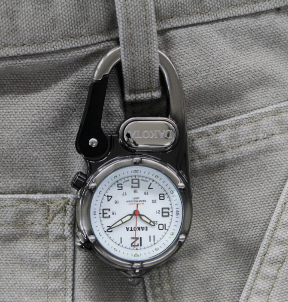 DAKOTAWATCH1945's tweet image. 時間を知りたい時に携帯を出さなくても🆗
これが意外と便利👍
#ダコタ #カラビナウォッチ #キャンプ #釣り #アウトドア