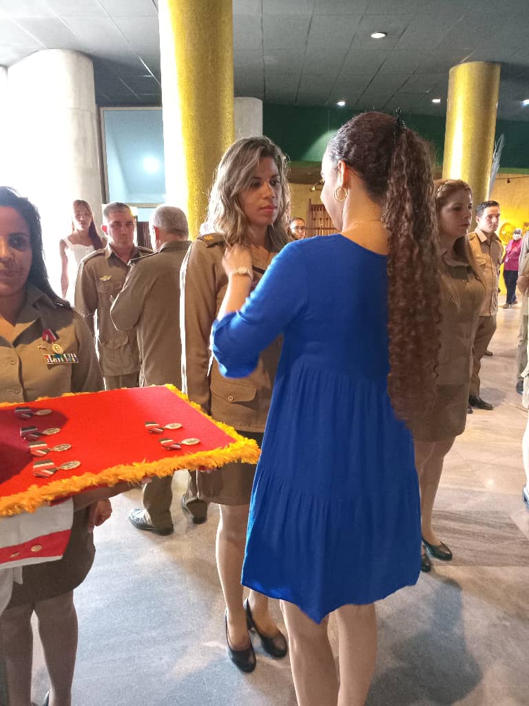 En el contexto del seminario de estudios martianos en las FAR, se condecoran jóvenes fieles al legado de Marti y Fidel. El homenaje forma parte de las actividades por el 60 aniversario del inicio de la construcción de la UJC en las FAR. #UnidosXCuba
