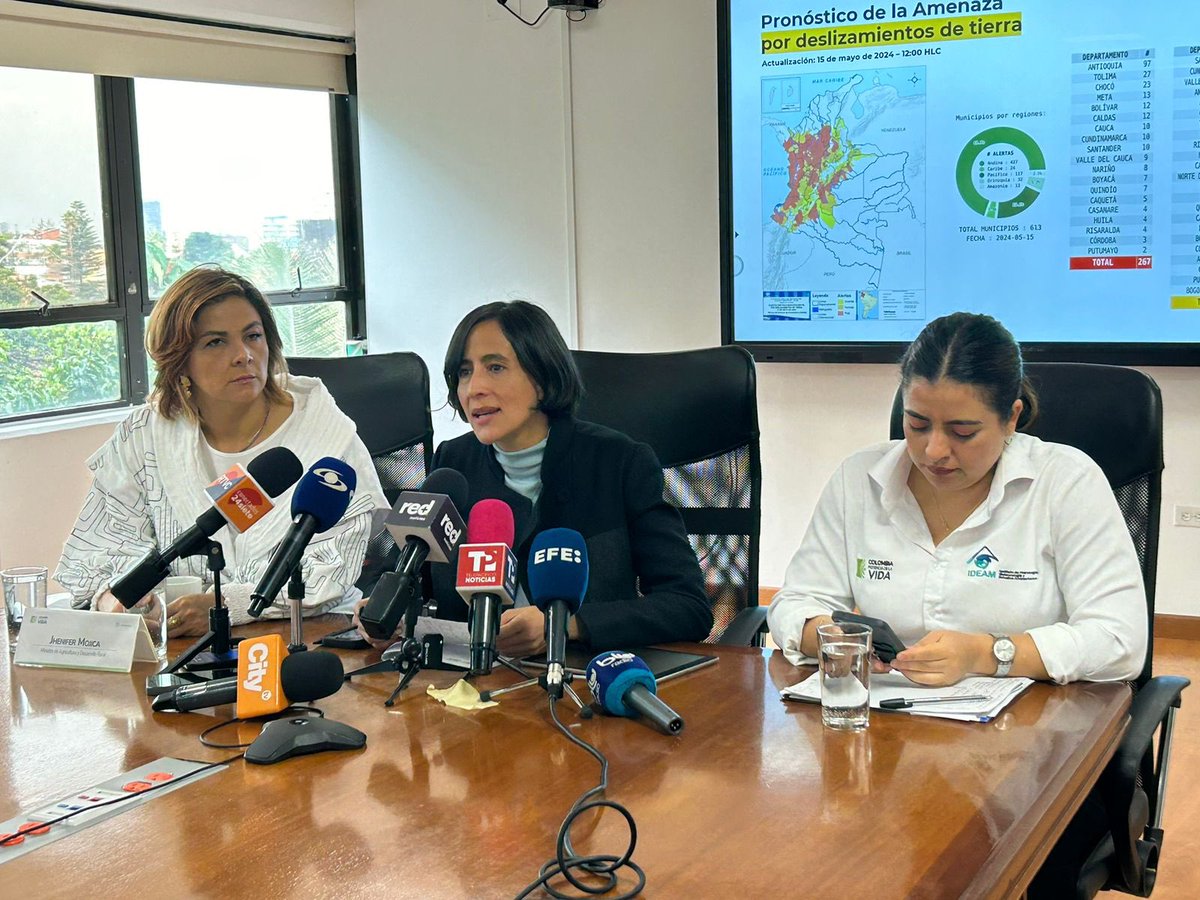 #AEstaHora 🔴 | La ministra @jmojicaflorez participa en la rueda de prensa convocada por @MinAmbiente 🗣️ en la que se dan a conocer las nuevas alertas por temporada de más lluvias y huracanes, característicos del fenómeno de #LaNiña. ⛈️
