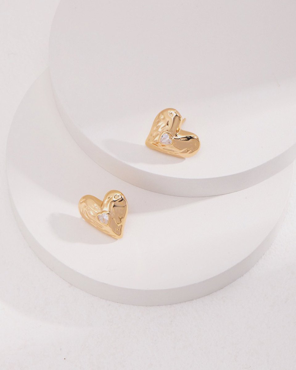 Simple and Classic Stud Earrings, designed to match effortlessly with all your outfits. Perfect for any occasion.

#studearrings #goldplatedjewelry #goldplatedjewellery #goldearrings #loveshapeearrings