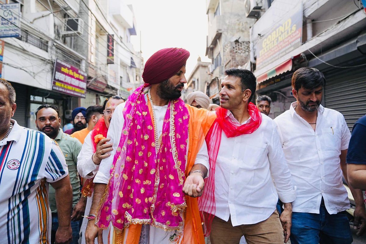 RajaBrar_INC's tweet photo. ਅੱਜ ਲੁਧਿਆਣਾ ਸੈਂਟਰਲ ਵਿਖੇ ਚੋਣ ਪ੍ਰਚਾਰ ਦੌਰਾਨ ਲੁਧਿਆਣਾ ਵਾਸੀਆਂ ਦਾ ਅਥਾਹ ਪਿਆਰ ਕਬੂਲਿਆ। ਇਸ ਮੌਕੇ ਮੇਰੇ ਯੂਥ ਕਾਂਗਰਸ ਦੇ ਪੁਰਾਣੇ ਸਾਥੀ ਤੇ ਮੱਧ ਪ੍ਰਦੇਸ਼ ਕਾਂਗਰਸ ਕਮੇਟੀ ਦੇ ਪ੍ਰਧਾਨ ਸ਼੍ਰੀ ਜੀਤੂ ਪਟਵਾਰੀ ਜੀ @jitupatwari  ਅਤੇ ਕੁਨਾਲ ਚੋਧਰੀ @KunalChoudhary_ ਵੀ ਉਚੇਚੇ ਤੌਰ ਤੇ ਮੇਰਾ ਸਾਥ ਦੇਣ ਦੇ ਲਈ ਪਹੁੰਚੇ। ਲੁਧਿਆਣੇ ਦੇ ਹਰ ਗਲੀ ਮੁਹੱਲੇ ਵਿੱਚੋਂ ਇੱਕ ਹੀ ਅਵਾਜ਼ ਆ ਰਹੀ ਹੈ। 
ਹੱਥ ਪੰਜਾ ਇਸ ਵਾਰ🙏
  
#hathbadlegahalaat