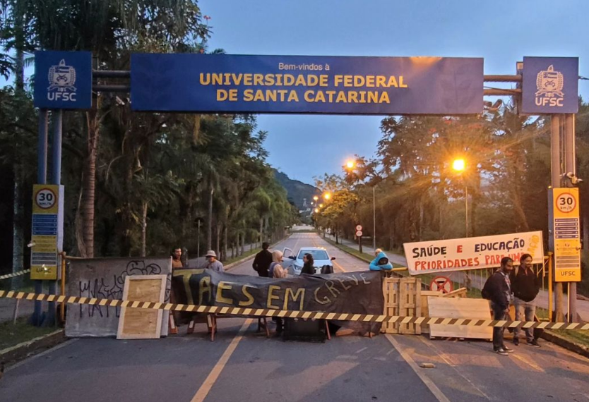 UFSC's tweet photo. 🚨Bloqueadas entradas principais da UFSC, no campus de Florianópolis; RU funcionará normalmente.

Segue o fio pra saber mais. https://t.co/xZXRxiIJiZ