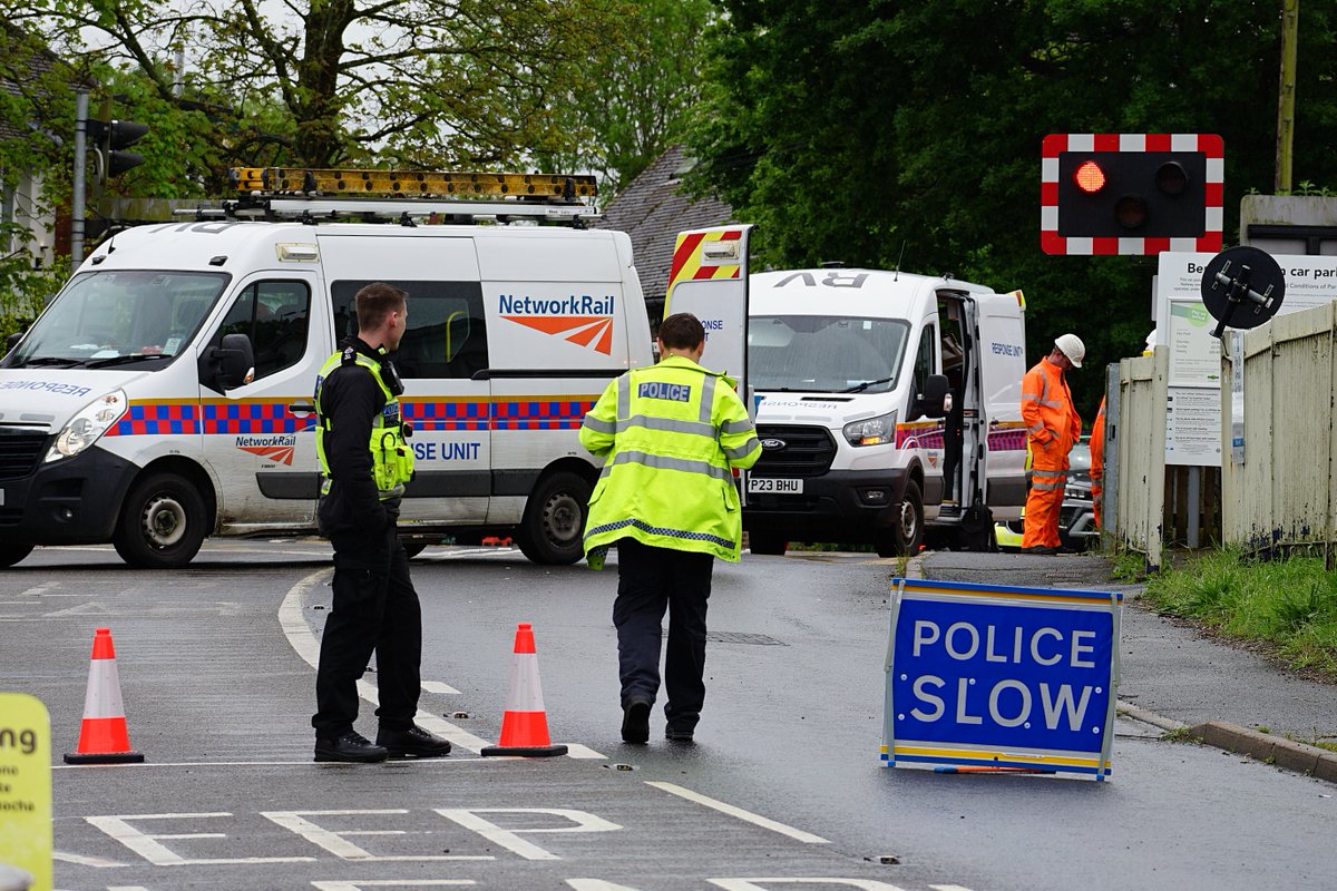 #Berwick - Station Road closed at the level crossing due to damaged barriers after a car being pursued by police drove though them. @SussexTW @brightonargus @HailshamNews @EastSussexNews @bbcsoutheast @itvmeridian