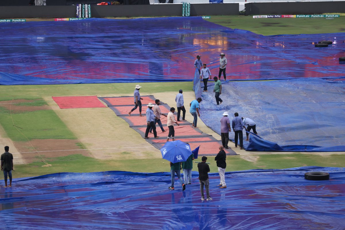 It's a drizzly evening in Hyderabad - the toss has been delayed for tonight's clash between SRH and Gujarat Titans 🌧️ es.pn/IPL24-M66 | #IPL2024