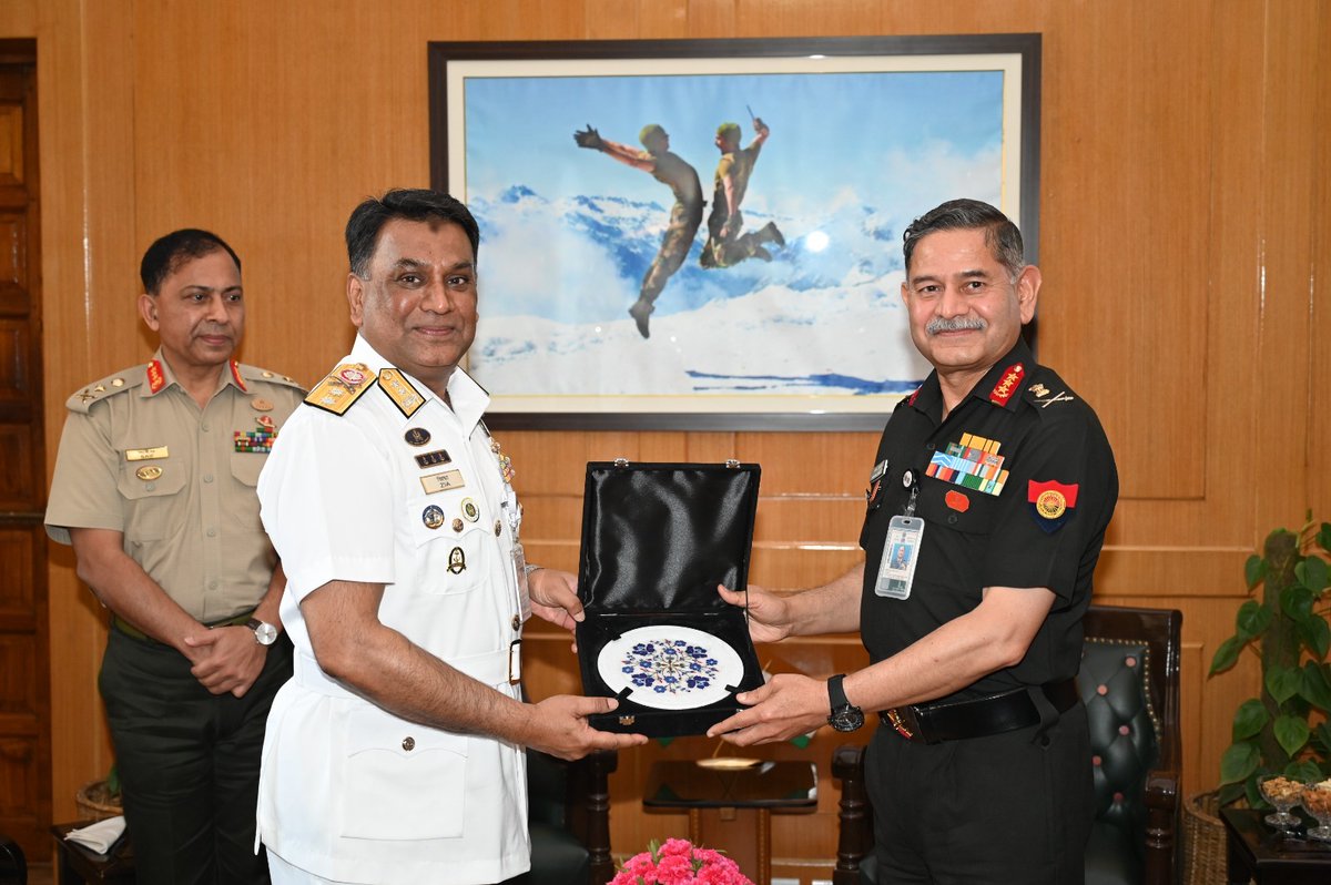 Lt Gen Md Saiful Alam, Commandant National Defence College, #Bangladesh called on #LtGenUpendraDwivedi #VCOAS and discussed issues of mutual interest and bilateral #DefenceCooperation. #IndiaBangladeshFriendship🇮🇳🇧🇩 #IndianArmy @SpokespersonMoD @HQ_IDS_India @theBDarmy