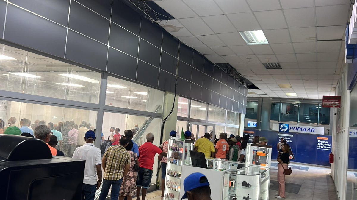 El banco de Reservas la fila dura 5 horas en san Pedro de Macoris eso es un abuso