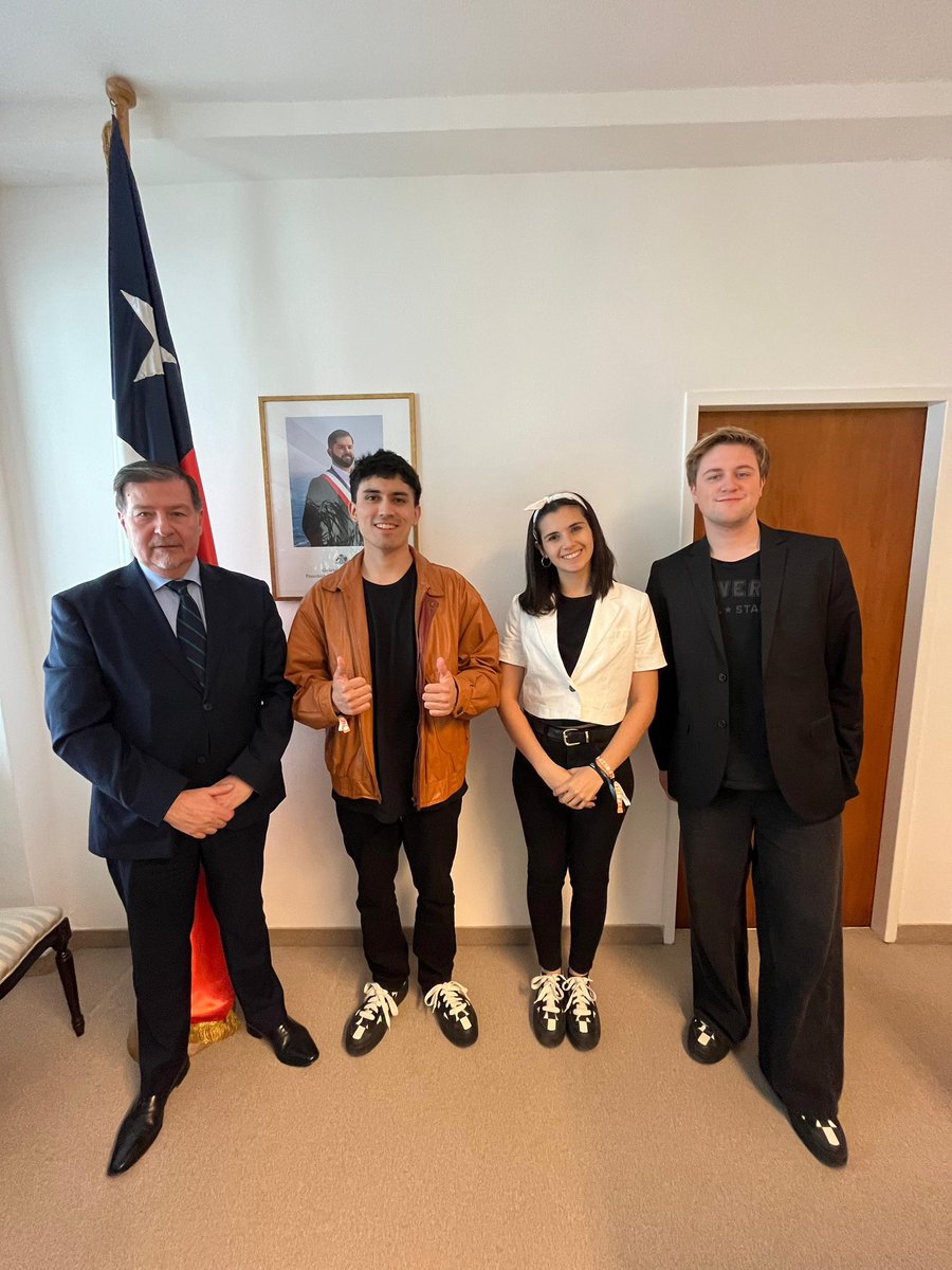 🇨🇱🎤🎼🔭Ciencia, arte y cultura son pilares de la acción diplomática de nuestra Embajada. Hoy recibimos al artista chileno #Flangr, que ha viajado a Europa para  presentar una propuesta que reúne música y astronomía.
#diplomaciacultural #musicachilena