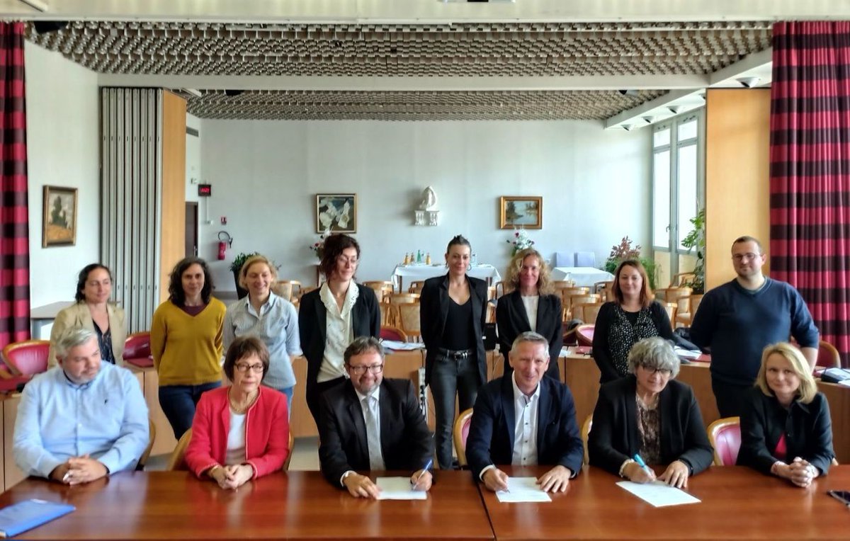 #ContratdeVille | Poursuite des signatures des nouveaux contrats 2024 - 2030 de la politique de la ville pour le quartier du Roc à #Pierrelatte

Ce contrat en faveur des habitants est novateur de par
⭐️ un périmètre ajusté aux besoins du territoire,
⭐️ ses concertations