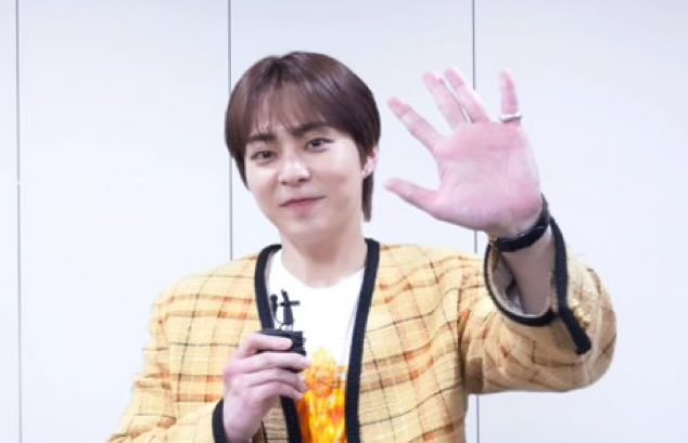 시우민 검지랑 약지 평생 사이 좋길
모에모에손 영원하길