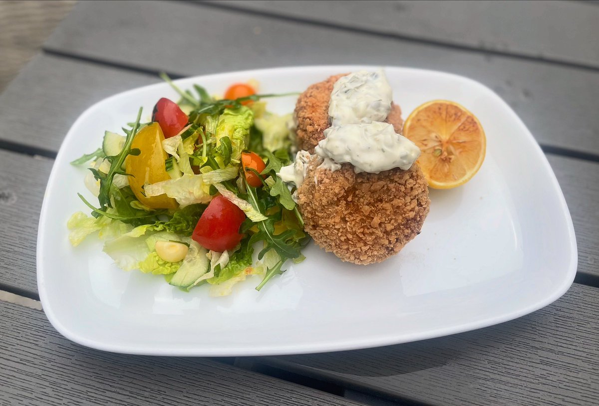 PubPennyBlack's tweet photo. Bit gloomy out today, but our chefs special will brighten up your day! Indulge in our homemade smoked Salmon &amp; Mackerel fishcakes &amp; @nutbournetomato salad. @youngspubs @caitlinspubs_                                                            #ChefsSpecial #Fishcakes #PubGoals https://t.co/Sthoo5zL4V