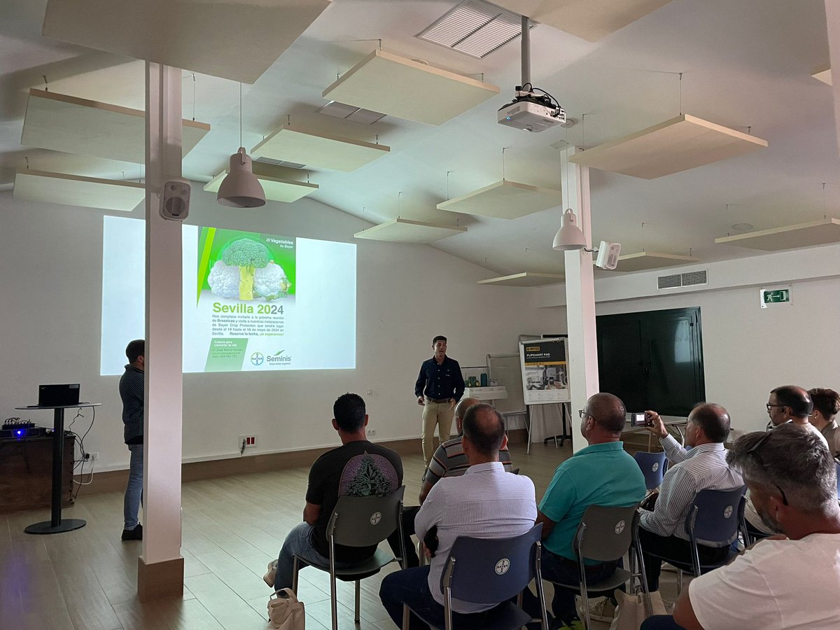 Bayer4CropsES's tweet photo. 🆕 📍 Ayer se inauguraron las visitas del año del programa #BayerForwardFarming en La Hacienda de Las Cárdenas (Sevilla) junto al equipo de @SeminisIberia, @Bayer4CropsES y productores de Brassicas.
🌱 Su finalidad es promover prácticas sostenibles en agricultura, a través de la demostración y la colaboración con los propios agricultores.
¡Muchas gracias a todos los participantes!
