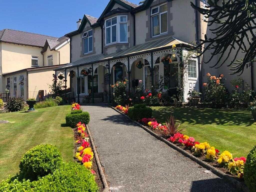 🏡 Discover the Victorian allure of Bron Menai Guest House! Situated in Caernarfon, Gwynedd, this inviting residence offers a tranquil haven just minutes from the town centre. 🛏 Bed & Breakfast aroundaboutbritain.co.uk/Gwynedd/6385 #Caernarfon #Guesthouse #WelshHospitality #ExploreWales