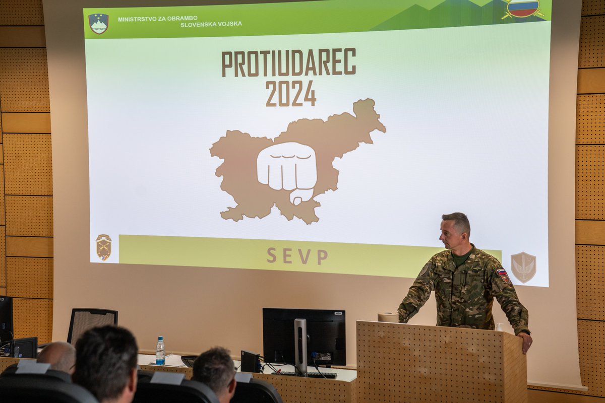 Danes se je začela vaja Protiudarec, ki hkrati pomeni začetek niza vojaških vaj Preskok 24. Udeležence je nagovoril poveljnik sil @Slovenskavojska brigadir Boštjan Močnik. Več: slovenskavojska.si/medijsko-sredi…