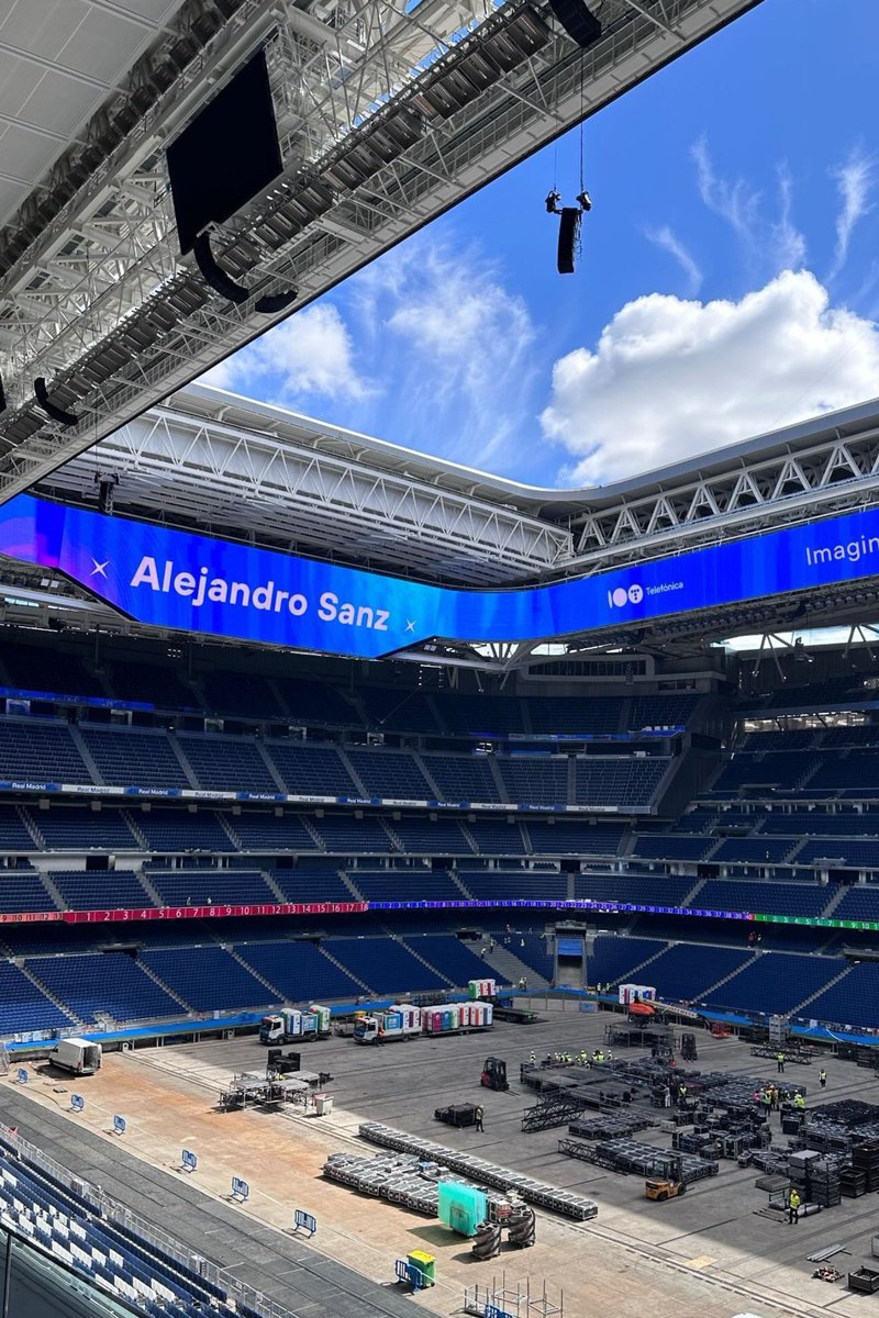 ❗️Hari ini Santiago Bernabéu kembali dipersiapkan untuk menggelar konser Telefónica 100 Live pada tanggal 18 Mei mendatang, salah satu pengisi acaranya adalah Alejandro Sanz. 📸 @jcairetaserra Setelah selesai renov musim panas nanti Bernabéu memang diproyeksikan menjadi salah