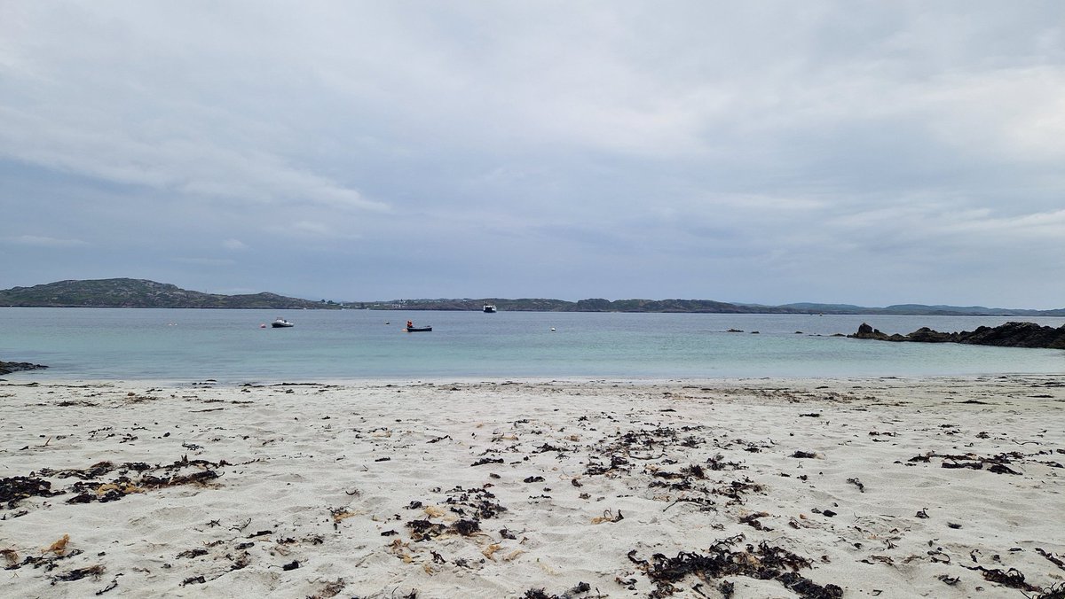 EileanIdhe's tweet photo. The sun is teasing....hiding behind the clouds again. Creates a moody look #martyrsbay #isleofiona #downtime #splitshift #bythesea #SoundOfIona #islandlife https://t.co/K7qLysS6Zm