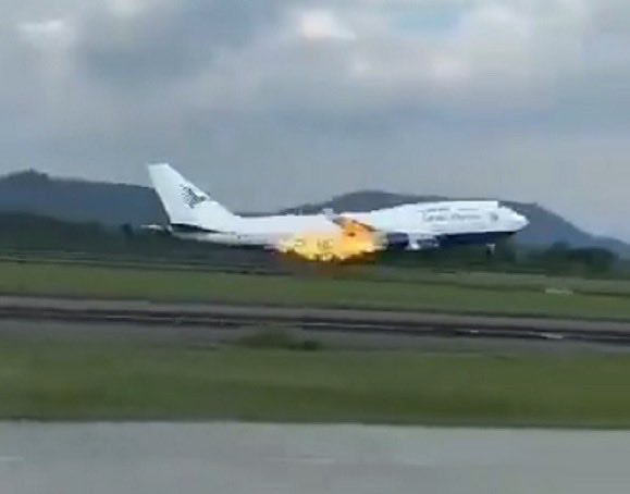 🇮🇩🇸🇦 ✈️ FLASH | Nouvel incident chez Boeing. Un avion transportant 468 personnes de l’Indonésie vers l’Arabie saoudite a effectué un atterrissage d’urgence après un incendie dans le moteur.
