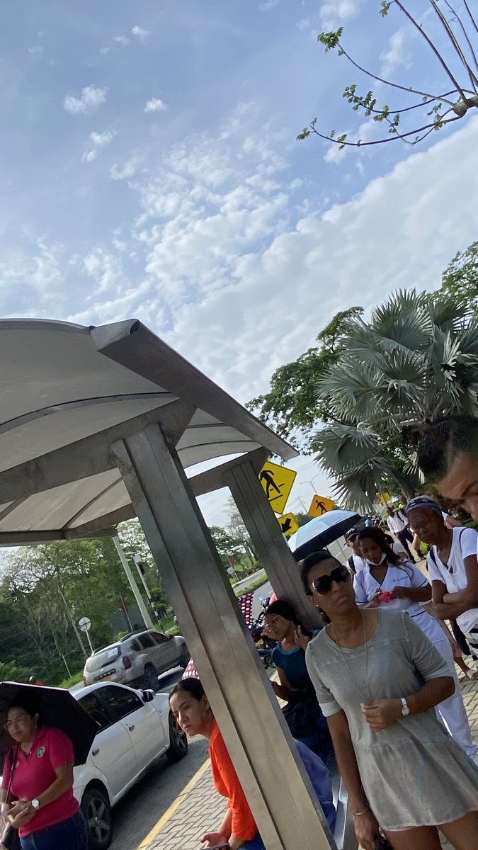 Rafacogollo's tweet photo. Más de 20 personas esperando el articulado de @TranscaribeSITM ruta x106 y nunca llega, más de 40 minutos esperando y nada , @dumek_turbay @YamilHAranaP @AlcaldiaCTG @GobDeBolivar https://t.co/DtiS6BpMr7