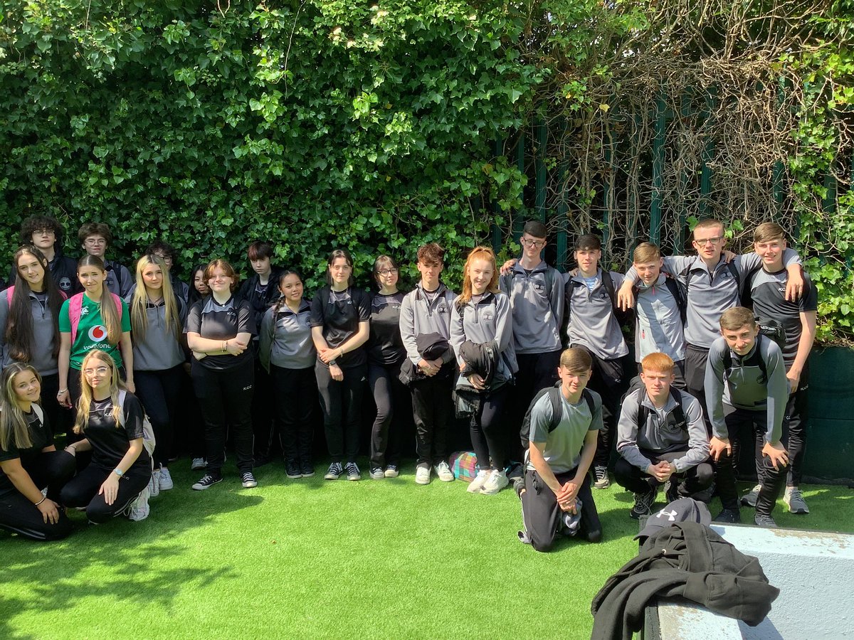 OideElish's tweet image. @LocaliseYouth days are the best days 😎 gardening &amp;amp; painting with #sjog #liffeyservices @Kingswoodcc16 TYs working hard 💪