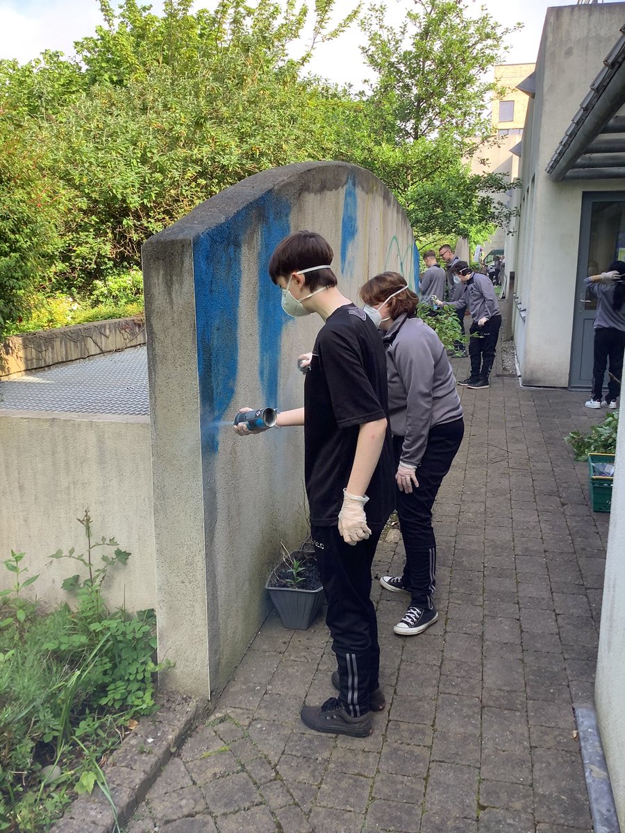 OideElish's tweet image. @LocaliseYouth days are the best days 😎 gardening &amp;amp; painting with #sjog #liffeyservices @Kingswoodcc16 TYs working hard 💪