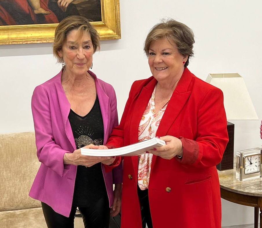 La presidenta del @tcu_es , Enriqueta Chicano Jávega, ha recibido hoy la visita de cortesía de la presidenta de @Abogacia_es , Victoria Ortega Benito, quien ha entregado la Memoria de Actividades 2023.