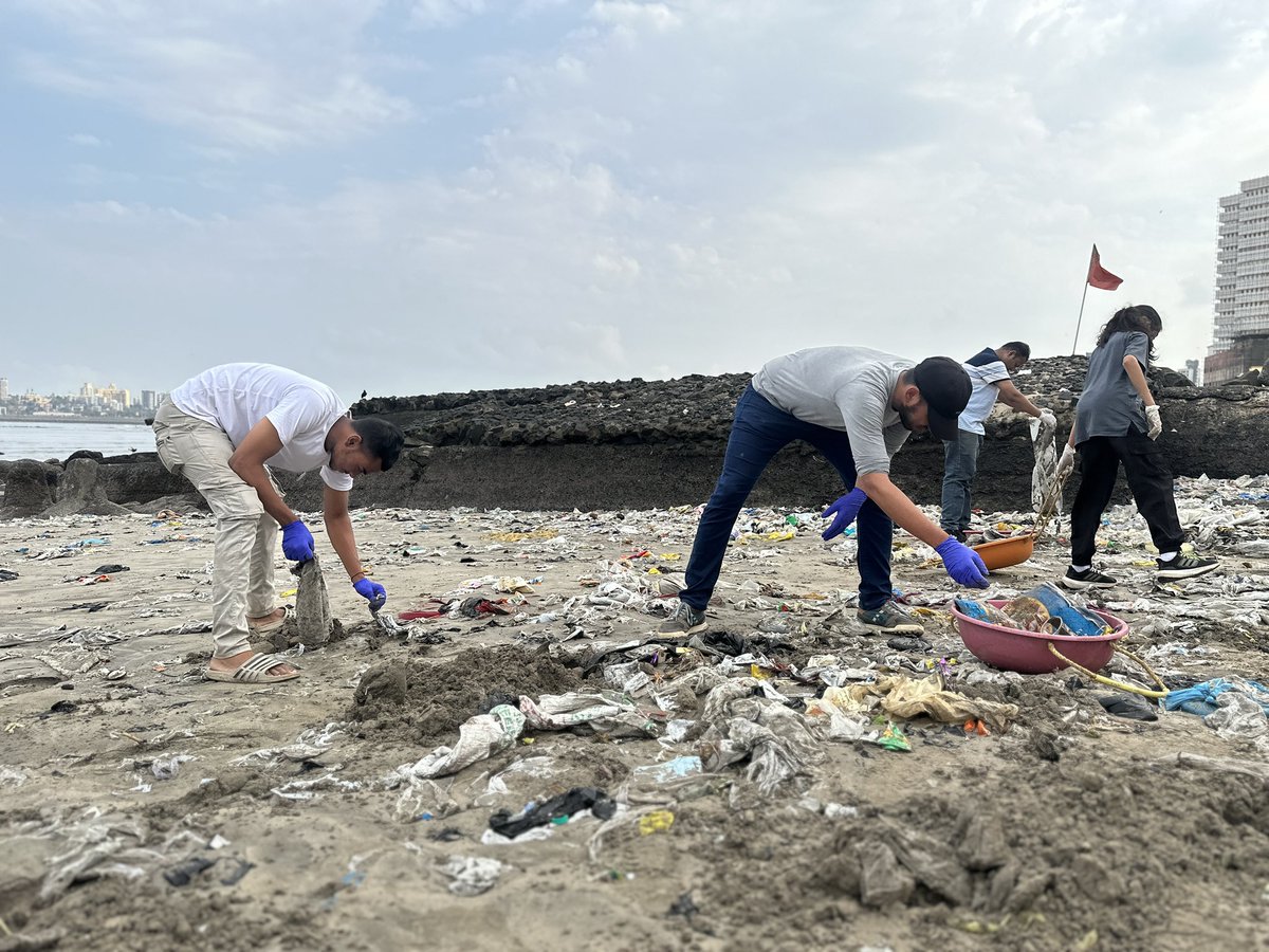 WEEK 330: #BeatPlasticPollution

#DadarBeachCleanUp
It is horrifying that we have to fight to save the environment.

@KalambeMalhar @UNinIndia @UNDP_India @UNVAsiaPacific @MangroveForest