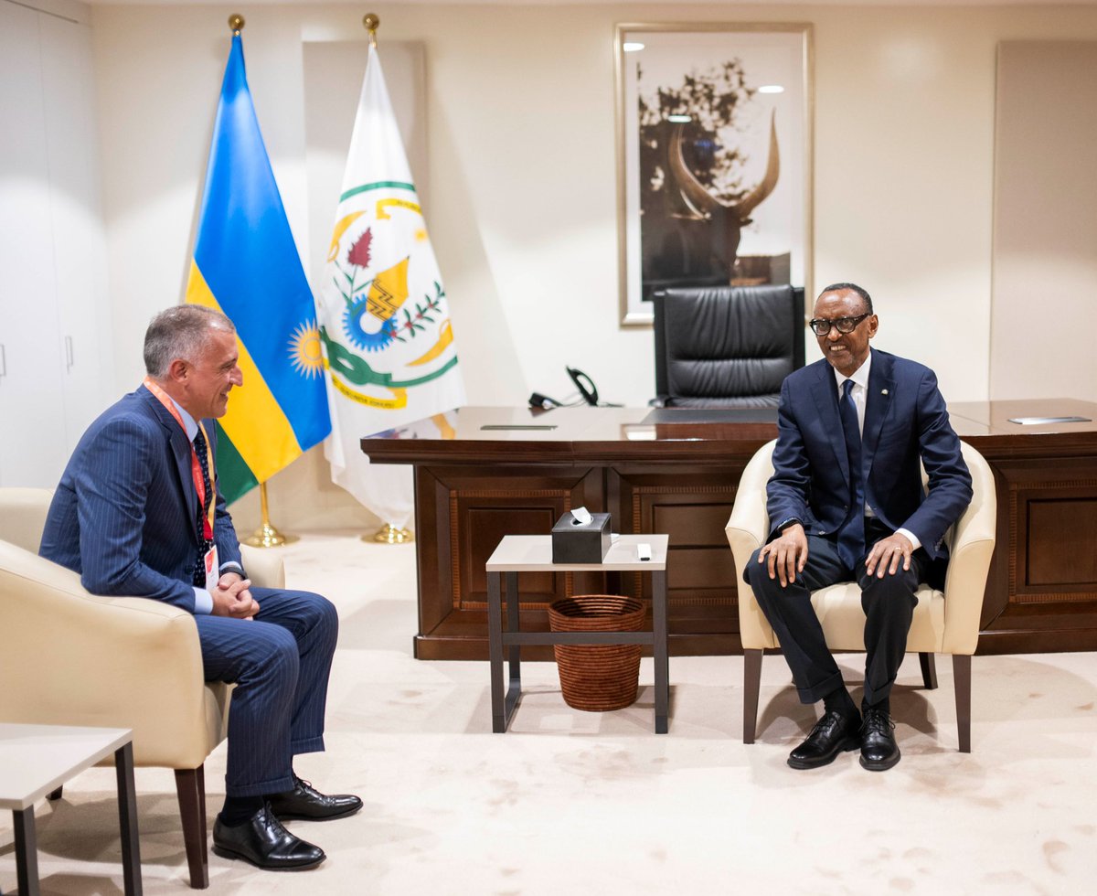 Muri icyi gicamunsi Perezida #Kagame yagiranye ibiganiro n’Umuyobozi Mukuru ushinzwe Umutungo Kamere mu Kigo cy’Igihugu gishinzwe Ibinyabutabire bya Hydrocarbons mu Butaliyani, ENI (Italian National Hydrocarbons Agency), Guido Brusco.

#MamaUrwagasabo #Kukarubanda