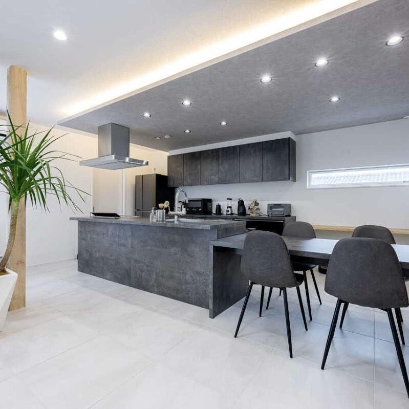 Aidesignhome's tweet photo. 実例集🏠

『白亜を基調としたホテルライクな家』

間取り：4LDK+ランドリールーム＋納戸
延床面積：199.57m²（60.36坪）
敷地面積：371.18m²（112.28坪）

💡見どころ💡
スクエア型のファサードをホワイトワントーンで仕上げた外観。

#アイデザインホーム https://t.co/4PRSLR90w5