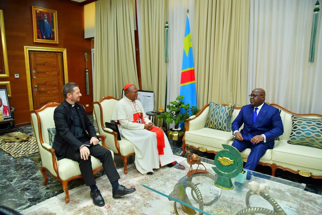 President #Tshisekedi 🇨🇩, yakiriye #Cardinal #Ambongo Besungu, wajyaga yirirwa amusebya, kandi amutuka. Uyu mu #Cardinal byagaragaragako ako arwanya ubutegetsi bwe, ariko yamwakiye! Barashikirana. Ukeka ko wa #Muzimu @PaulKagame ibi yari kubikora? Aba yaramwishe kera! 🇨🇩 ✊💕