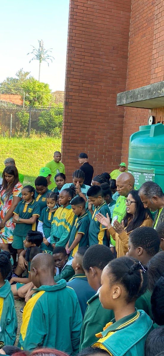 PA Deputy President @Kenny_T_Kunene delivered a temporary water solution to the learners of Lenham primary school, in Phoenix, KZN, after several months without water. #OnsBaizaNie #ABAHAMBE