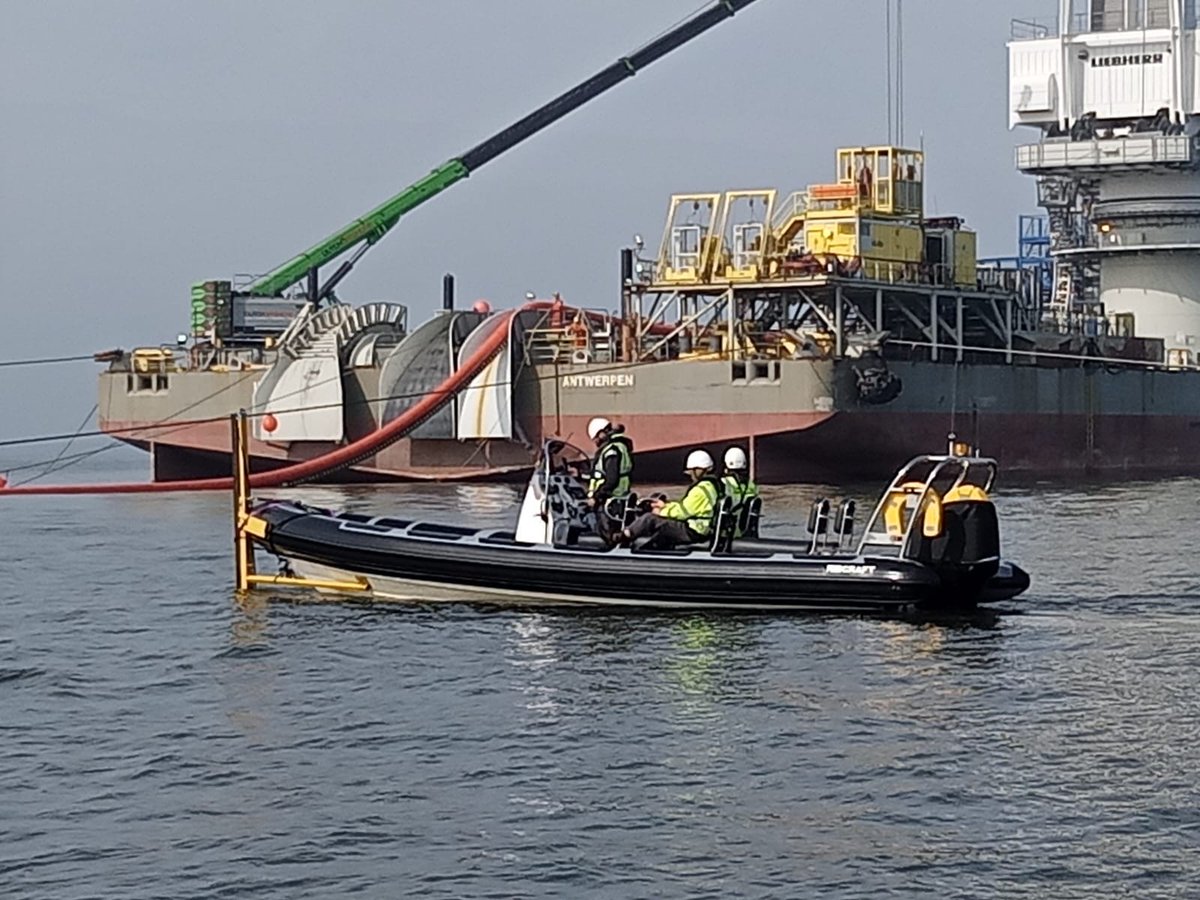 CommercialRibs's tweet image. Two of our open Ribs working on a cable landing project fitted with our cable push modules

#openrib #crc #cablepull #pushonbow #cable #cablelaying #offshorelife #workboats #windfarm #offshoreenergy #offshorewindfarm #workboats #vessels #cablelanding #offshoreproject