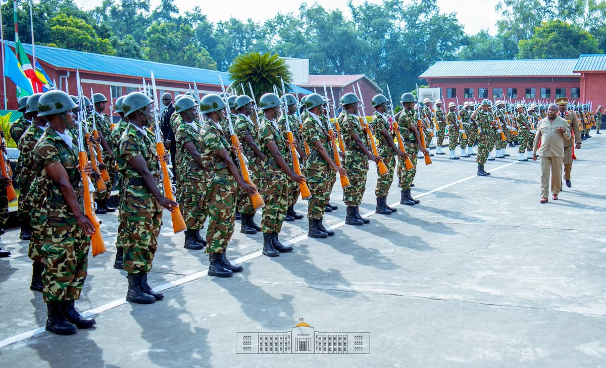 KwaNtare's tweet image. Umukuru w&apos;Igihugu Nyenicubahiro @GeneralNeva atanguza icese umwaka wa kaminuza 2023-2024 mw&apos;ishure ry&apos;intwazangabo #ISCAM, ku civugo &quot; ISCAM,  shingiro ry&apos;akarangamutima n&apos;ubutwari vyamye biranga indongozi z&apos;igisirikare c&apos;u #Burundi mu gukingira igihugu&quot;. Amwe mu masanamu :👇