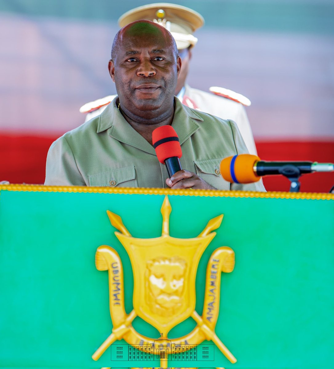 KwaNtare's tweet image. Umukuru w&apos;Igihugu Nyenicubahiro @GeneralNeva atanguza icese umwaka wa kaminuza 2023-2024 mw&apos;ishure ry&apos;intwazangabo #ISCAM, ku civugo &quot; ISCAM,  shingiro ry&apos;akarangamutima n&apos;ubutwari vyamye biranga indongozi z&apos;igisirikare c&apos;u #Burundi mu gukingira igihugu&quot;. Amwe mu masanamu :👇